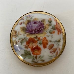 Z123- Vintage brooch that has a floral print.